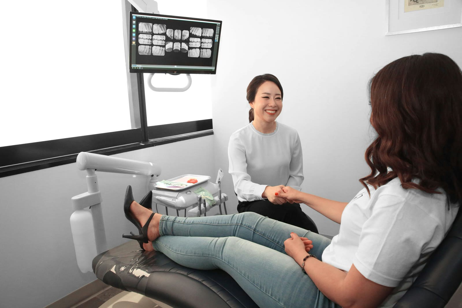Dr. Min Hee Oh greeting a patient in the treatment room in Los Angeles